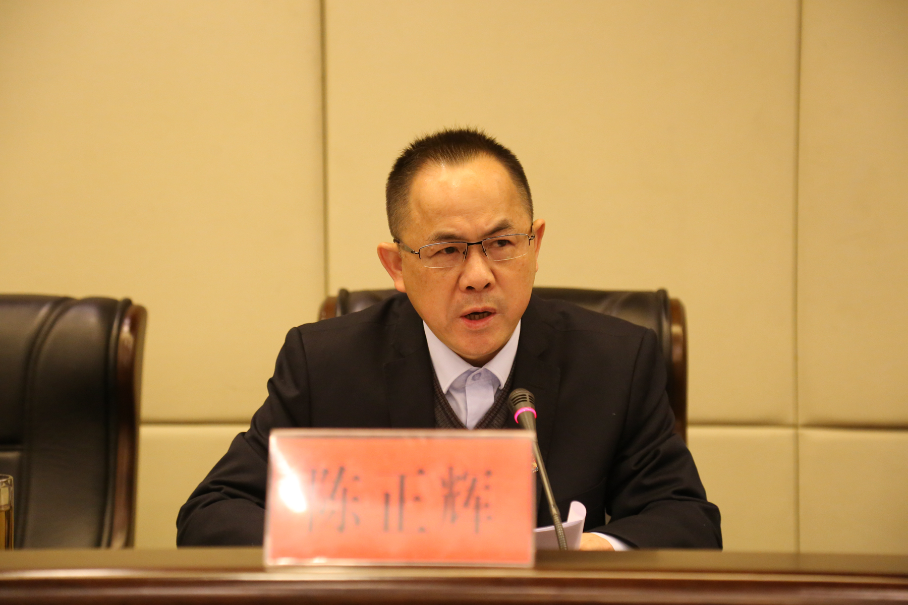 集團公司黨委委員、副總經(jīng)理陳正輝宣讀 《常德財鑫金融控股集團有限責任公司員工雙向選擇工作方案》.JPG