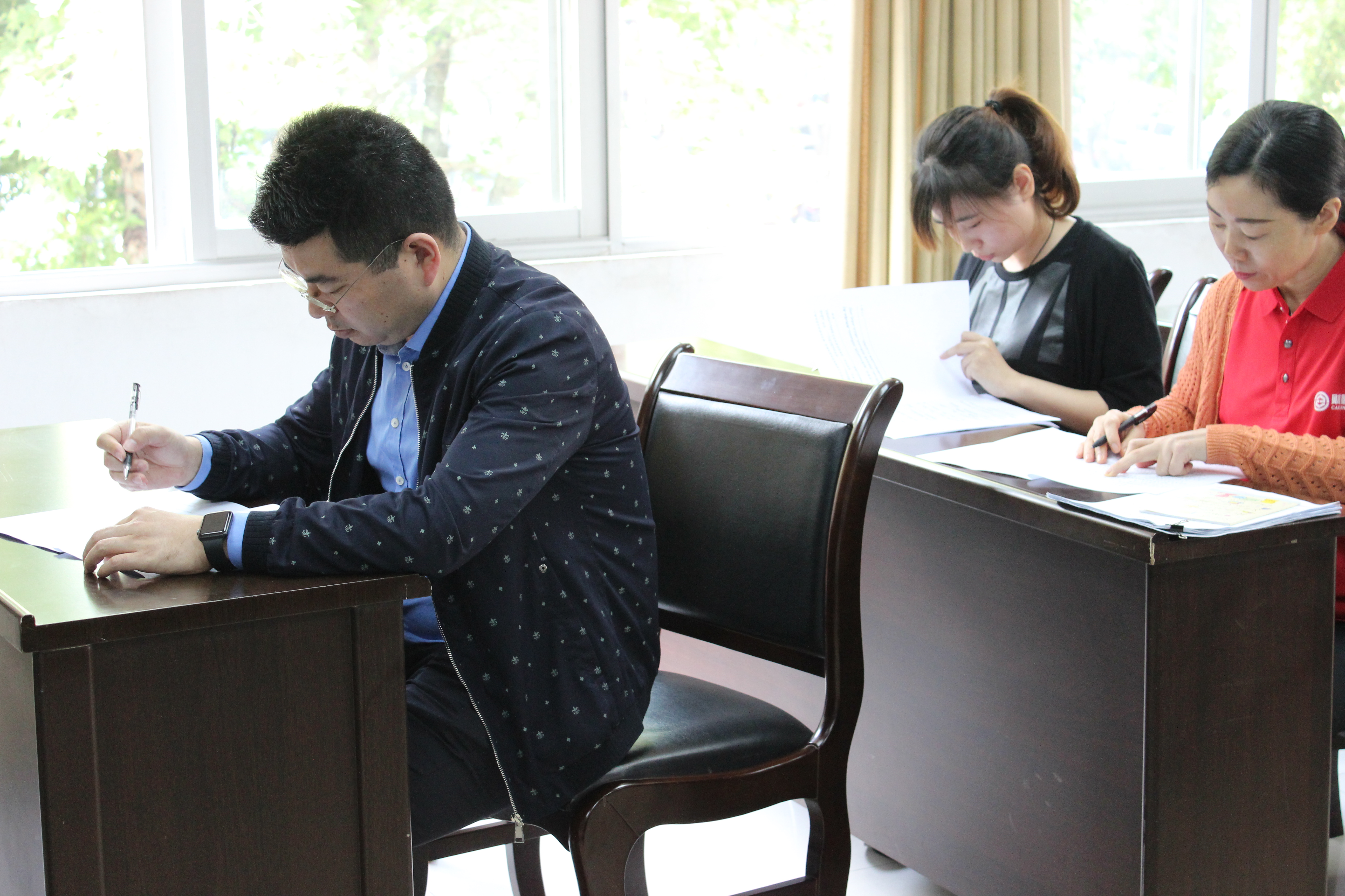集團(tuán)公司黨委書記、董事長余俞參加考試.JPG