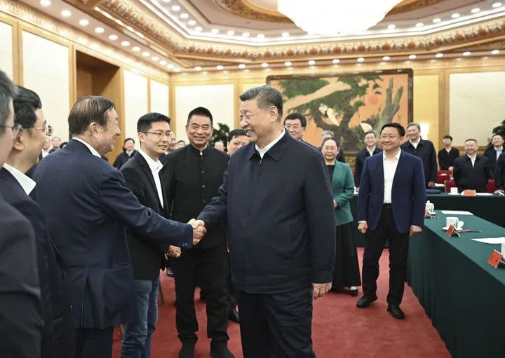2月17日，中共中央總書記、國(guó)家主席、中央軍委主席習(xí)近平在京出席民營(yíng)企業(yè)座談會(huì)并發(fā)表重要講話。這是習(xí)近平同民營(yíng)企業(yè)負(fù)責(zé)人親切交流。新華社記者 李學(xué)仁 攝